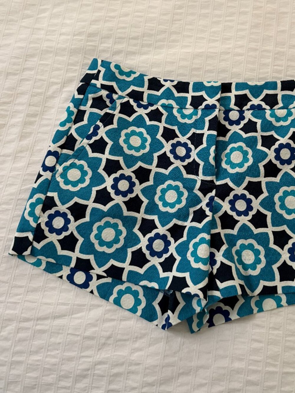 Trina Turk Floral Print Shorts — Size 0 | Blue & Silver | Resort Wear | Like New